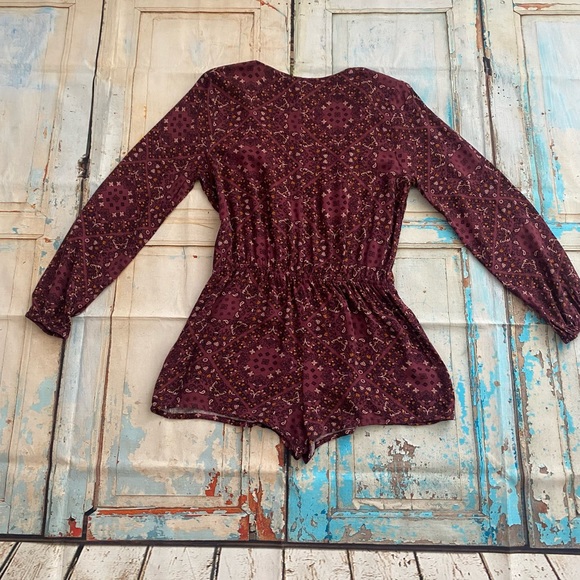 Forever 21 Women's Long Sleeve V-Neck Paisley Print Romper Size Large - Picture 5 of 12